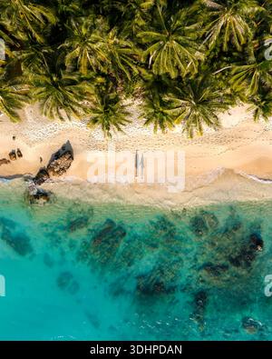 Scopri la bellezza della spiaggia di Takhian a Koh Kood, Thailandia, con le sue morbide spiagge sabbiose e le acque cristalline. Una coppia in vacanza camminando sulla Foto Stock