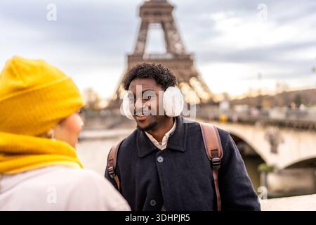 Coppia felice che si gode un romantico viaggio invernale a parigi Foto Stock