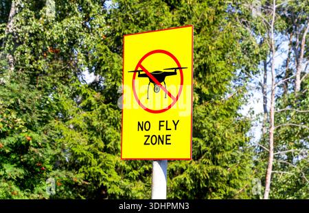 Nessun segno di zona di mosca contro uno sfondo naturale. Nessun segnale zona drone Foto Stock
