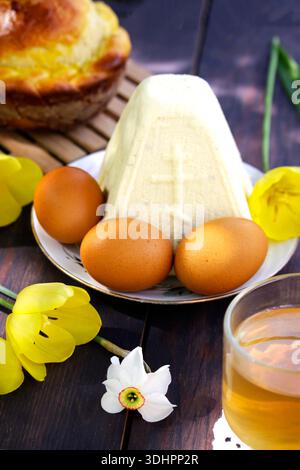 Tradizionale tavola di Pasqua ortodossa in Bielorussia con kulich e tvorozhnaya paskha, classici piatti pasquali bielorussi a base di formaggio fresco, uova Foto Stock