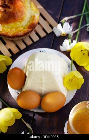 Tradizionale tavola di Pasqua ortodossa in Bielorussia con kulich e tvorozhnaya paskha, classici piatti pasquali bielorussi a base di formaggio fresco, uova Foto Stock