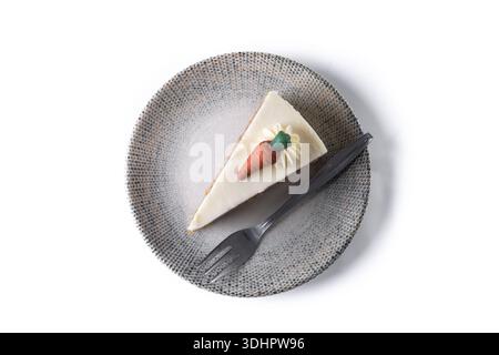 Fetta di torta di carote con glassa di formaggio spalmabile isolata su sfondo bianco Foto Stock