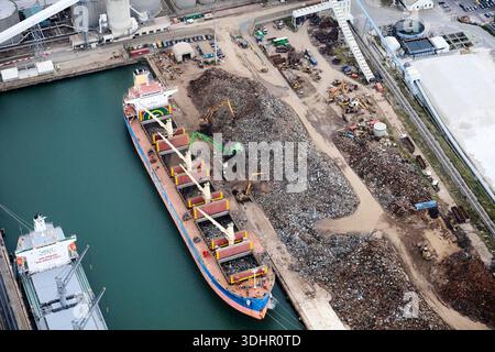 Rottami di acciaio caricati sulle navi presso Seaforth Docks, Liverpool, Merseyside, Inghilterra nord-occidentale, Regno Unito Foto Stock