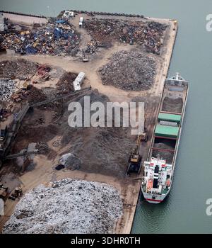Rottami di acciaio caricati sulle navi presso Seaforth Docks, Liverpool, Merseyside, Inghilterra nord-occidentale, Regno Unito Foto Stock