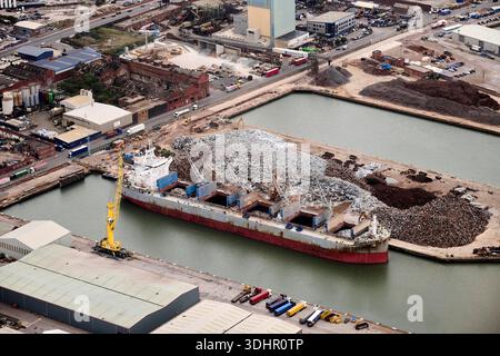 Rottami di acciaio caricati sulle navi presso Seaforth Docks, Liverpool, Merseyside, Inghilterra nord-occidentale, Regno Unito Foto Stock