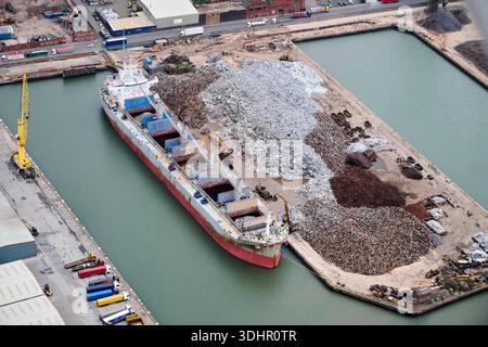 Rottami di acciaio caricati sulle navi presso Seaforth Docks, Liverpool, Merseyside, Inghilterra nord-occidentale, Regno Unito Foto Stock