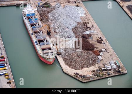 Rottami di acciaio caricati sulle navi presso Seaforth Docks, Liverpool, Merseyside, Inghilterra nord-occidentale, Regno Unito Foto Stock
