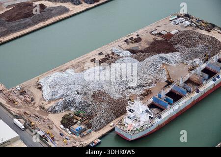 Rottami di acciaio caricati sulle navi presso Seaforth Docks, Liverpool, Merseyside, Inghilterra nord-occidentale, Regno Unito Foto Stock