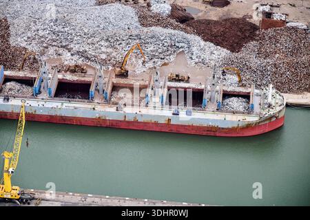 Rottami di acciaio caricati sulle navi presso Seaforth Docks, Liverpool, Merseyside, Inghilterra nord-occidentale, Regno Unito Foto Stock