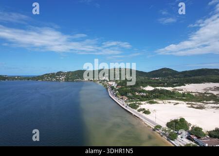 Lagoa de Conceicao Town in Santa Catarina Brasile, paesaggio di montagna e case di quartiere, Florianopolis, destinazione di viaggio, Vista panoramica aerea Foto Stock