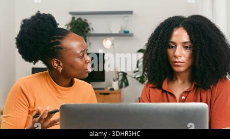 Team di giovani eterogenei che collaborano al laptop in un moderno ambiente di startup Office Foto Stock