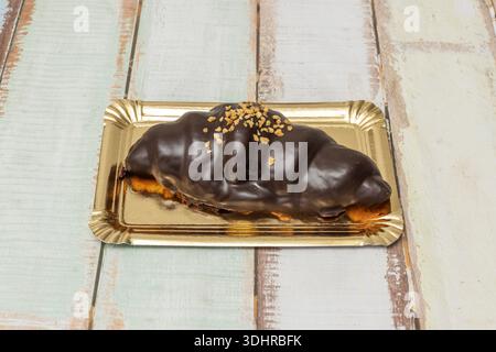 un croissant appena sfornato diviso a metà, il suo vapore aromatico intrappolato nell'aria mentre il burro fuso splende sulla morbida Foto Stock