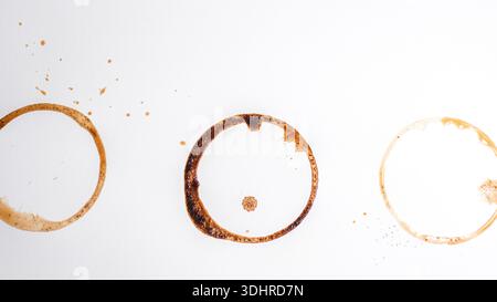 L'anello per tazze da caffè astratte si macchia su sfondo bianco Foto Stock