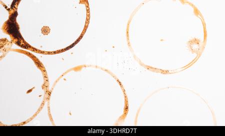 L'anello per tazze da caffè astratte si macchia su sfondo bianco Foto Stock