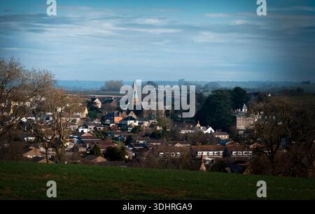Holy Trinity Church a Bradpole, vicino Bridport, Regno Unito sorge sopra la città che si trova nella Brit Valley nel Dorset. Foto Stock