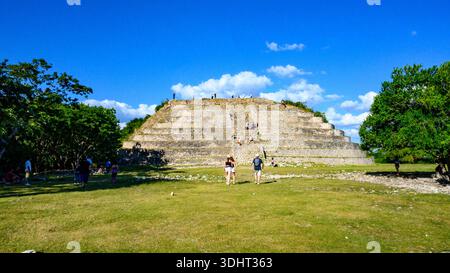 Izamal, Yucatan, Messico, turisti che visitano la piramide Kinich Kak Moo che rappresenta l'architettura Maya precolombiana Foto Stock