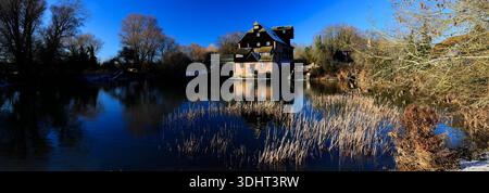 Neve invernale su Houghton Mill, fiume Great Ouse, villaggio di Houghton, Cambridgeshire, Inghilterra Foto Stock