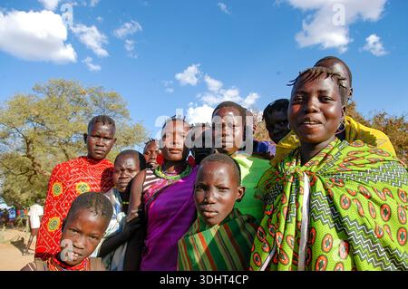 Donne Karimojong a Kotido, Karamoja, Uganda, che mostrano abbigliamento tradizionale, identità culturale, e il vivace patrimonio della comunità pastorale. Foto Stock
