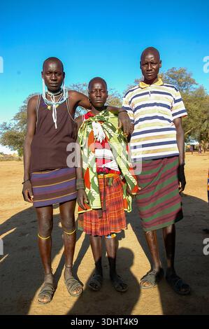 Gli uomini e le donne Karimojong posano per una foto a Kotido, Karamoja, Uganda, mettendo in risalto l'abbigliamento tradizionale e l'identità culturale, e lo spirito comune di Foto Stock