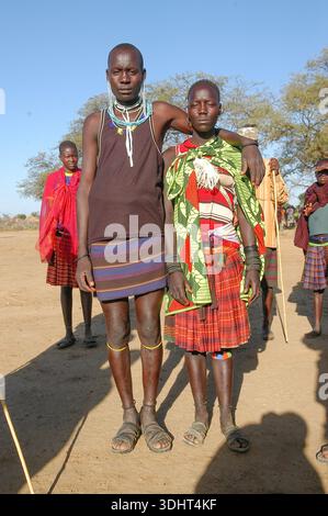 Una coppia di Karimojong posa per una foto a Kotido, Karamoja, Uganda, che mostra abbigliamento tradizionale, identità culturale, e i legami all'interno della pastorale Foto Stock