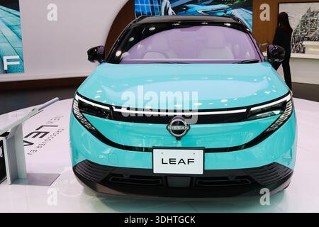 TOKYO, GIAPPONE - 12 novembre 2025: Una foglia di Nissan in mostra al Nissan Crossing di Ginza. Foto Stock