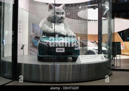TOKYO, GIAPPONE - 1 novembre 2025: Una Nissan Note Aura con un gatto alto 3 metri sul tetto in mostra al Nissan Crossing a Ginza. Foto Stock