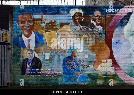 Sezione del murale di frederick douglass, muro internazionale, muro della Pace, Albert Street, Belfast, Street art, murales di strada, RM Ireland Foto Stock