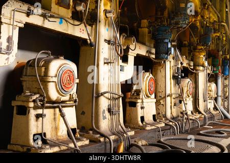 Vecchio tessuto di carta in decostruzione - Lost Place in Industry - Lossing Work - Industry 2,0 Foto Stock