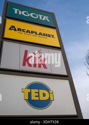 Cremona, Italia 8 gennaio 2026 cartello in pilone del Retail Park con i loghi per i negozi Tigota, Arcaplanet, Kik e Tedi, indicante la presenza commerciale a Foto Stock