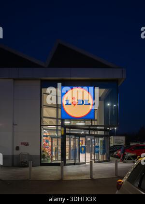 Cremona, Italia 8 gennaio 2026 il logo Lidl illuminato risplende brillantemente sopra l'ingresso in vetro del supermercato di Cremona, Italia, come Evening fa Foto Stock