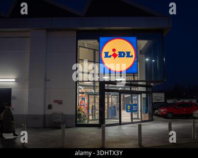 Cremona, Italia 8 gennaio 2026 il logo Lidl illuminato risplende brillantemente sopra l'ingresso in vetro del supermercato di Cremona, Italia, come Evening fa Foto Stock