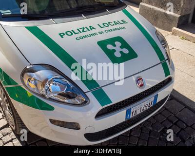 Cremona, Italia 9 gennaio 2026 vettura bianca polizia locale a Cremona, Italia, con cartelli della polizia comunale, tutela dei cittadini e manutenzione Foto Stock