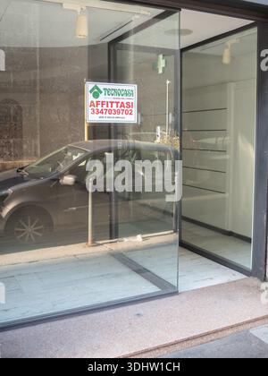 Cremona, Italia 9 gennaio 2026 magazzino di immobili commerciali vuoto con un cartello in affitto, che riflette i cambiamenti economici e lo sviluppo delle attività urbane Foto Stock
