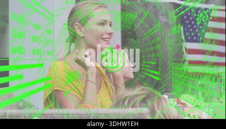 Mamma sorridente seduta con due ragazze sul divano della veranda che indossa la parte superiore gialla, sovrapposizioni HUD, bandiera americana. Famiglia, all'aperto, patio, rilassato, soleggiato, verde, a. Foto Stock