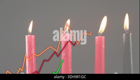 Bruciare quattro candele di cera che mostrano fiamme accese, gocce di cera sul piano portapaziente, grafici arancioni rossi verdi Foto Stock