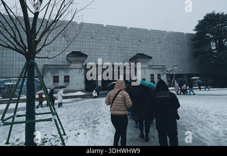 I visitatori camminano attraverso la neve verso l'ingresso del Mausoleo dell'imperatore Qinshihuang a Xi'an Foto Stock