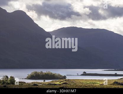 Un paesaggio tranquillo con montagne, un lago e nuvole che gettano ombre sul verde, Loch maree con montagne sullo sfondo, Wester Ross, Highlan Foto Stock