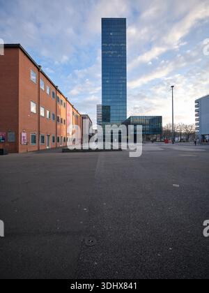 Eleganza verticale: La facciata in vetro della torre Messeturm a Messe Basel, Svizzera Foto Stock