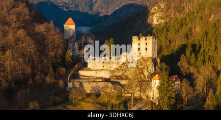 Tramonto sulle rovine di Grad Kamen: Castello medievale a Begunje na Gorenjskem, Slovenia, volo aereo dell'ora d'oro Foto Stock