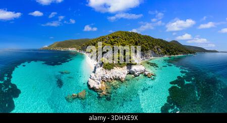Splendida foto panoramica aerea ad alto angolo della spiaggia di Hovolo sull'isola di Skopelos. Caratterizzato da spettacolari scogliere calcaree bianche e lussureggianti foreste di pini verdi Foto Stock
