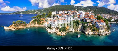 Destinazioni di viaggio in Grecia luoghi panoramici - l'isola di Skiathos, Sporadi. Popolare attrazione turistica - tradizionale città vecchia, vista panoramica con drone aereo Foto Stock