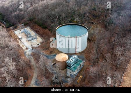 Vista aerea di un serbatoio di stoccaggio dell'acqua e della stazione elettrica in una foresta al Wintergreen Resort Foto Stock