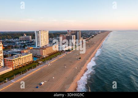 Virginia Beach Virginia - 16 giugno 2024: Veduta aerea degli hotel e del North End fino a Cape Henry a Sunrise in Virginia Beach Foto Stock