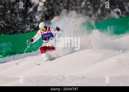 Il guls finlandese Rasmus Karjalainen sfreccia su una pista innevata, scalando una nuvola di polvere bianca alla Coppa del mondo FIS di Waterville Valley, NH. Foto Stock