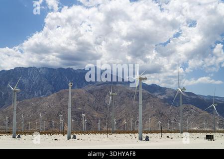 Le fattorie di mulini a vento lungo l'autostrada 10 vicino a Palm Springs. Foto Stock