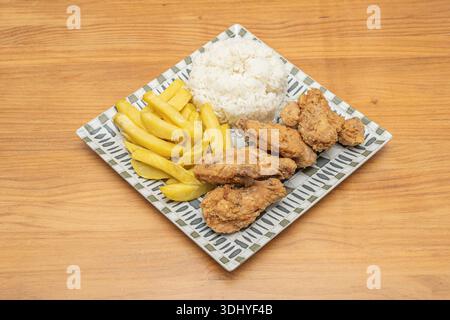 uno scatto ravvicinato che mostra il colore ambrato uniforme delle ali, privo di olio in eccesso e la curva perfetta delle patate, entrambe fresche dalla s. Foto Stock