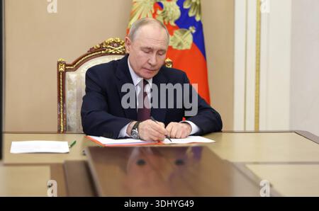 Mosca, Russia. 21 gennaio 2026. Il presidente russo Vladimir Putin, prende nota mentre presiede una videoconferenza con i membri permanenti del Consiglio di sicurezza del Cremlino, il 21 gennaio 2026 a Mosca, in Russia. Crediti: Vyacheslav Prokofyev/governo russo/Alamy Live News Foto Stock