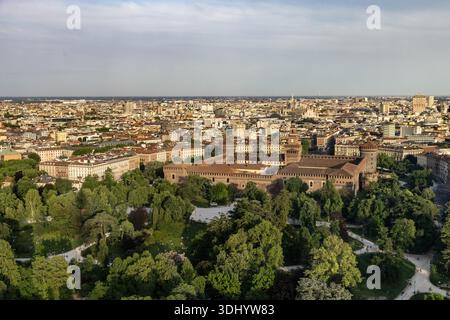 (260124) -- MILANO, 24 gennaio 2026 (Xinhua) -- questa foto scattata il 3 maggio 2025 mostra una veduta della città di Milano, Italia. I Giochi Olimpici invernali Milano-Cortina 2026 si svolgeranno dal 6 al 22 febbraio. (Xinhua/li Jing) Foto Stock