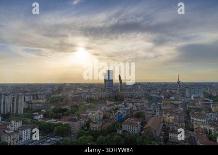 (260124) -- MILANO, 24 gennaio 2026 (Xinhua) -- questa foto scattata il 3 maggio 2025 mostra una veduta della città di Milano, Italia. I Giochi Olimpici invernali Milano-Cortina 2026 si svolgeranno dal 6 al 22 febbraio. (Xinhua/li Jing) Foto Stock