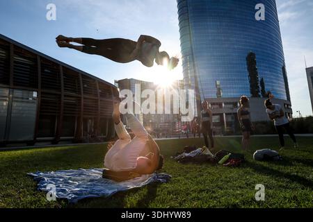 (260124) -- MILANO, 24 gennaio 2026 (Xinhua) -- le persone praticano yoga aerobatico vicino al Bosco verticale a Milano, 17 settembre 2025. I Giochi Olimpici invernali Milano-Cortina 2026 si svolgeranno dal 6 al 22 febbraio. (Xinhua/li Jing) Foto Stock